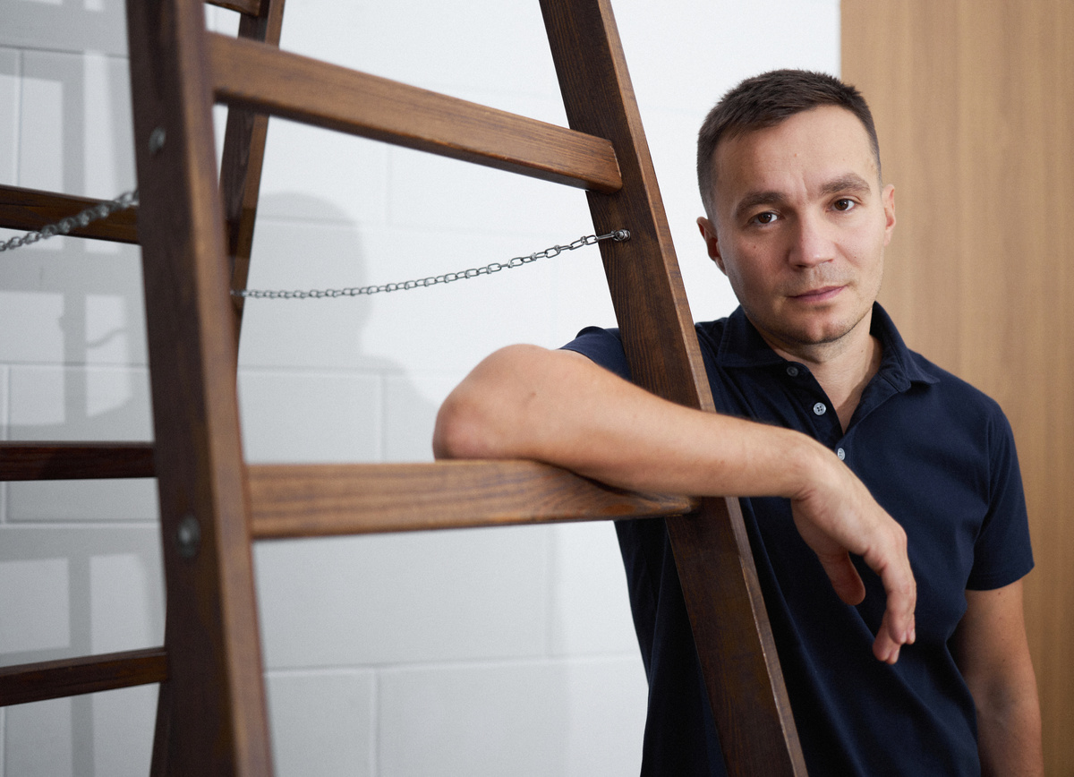 Летом следующего года моя девелоперская компания планирует вывести на рынок Тюмени еще один объект. Знаете, когда я начал процесс покупки земли для него? В 2022 году. Дальше была работа, которую не видно. А выведу объект на рынок я только в 2026 году. Я, может быть, и рад бы вообще не анонсировать его — ну, не время сейчас. Но у меня нет выбора, потому что я уже взял на себя обязательства