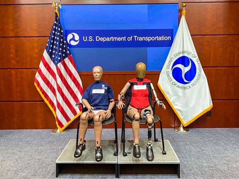 Мужской и женский манекены