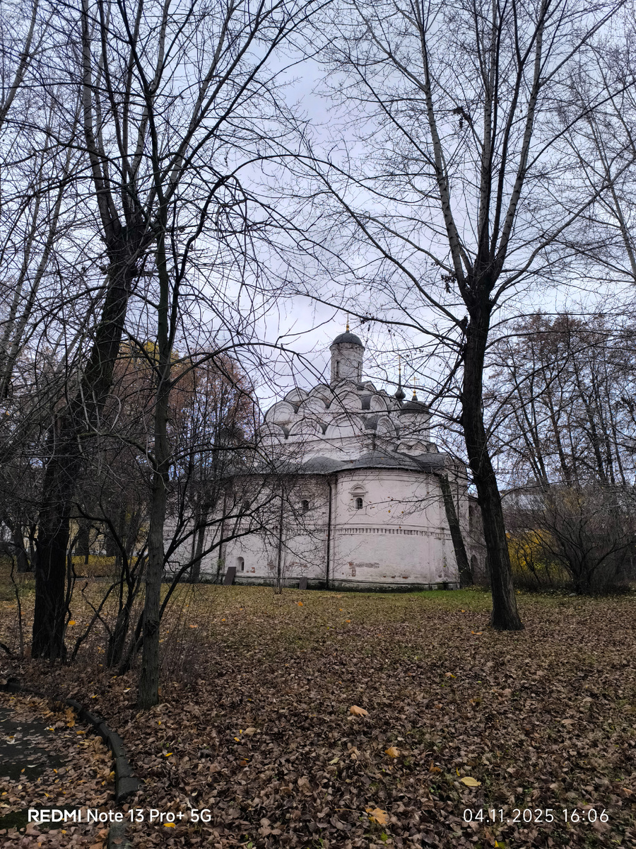 Вот так за деревьями, прячется церковь.