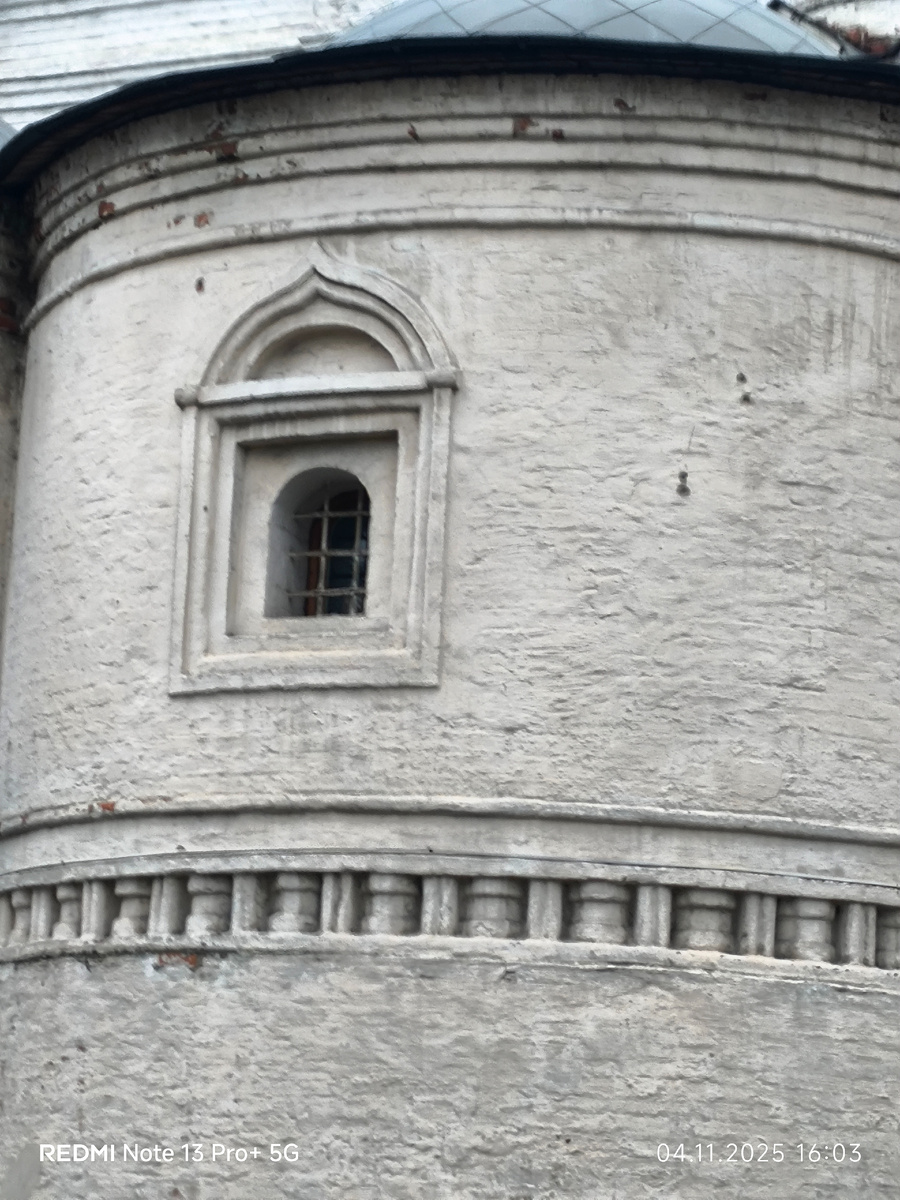 Скромные наличники килевидной формы и очень интересный поясок. Обычно, такие пояса выкладывались поребриком. Но тут как будто это ширинки с вложенными обтесанными комнями. 