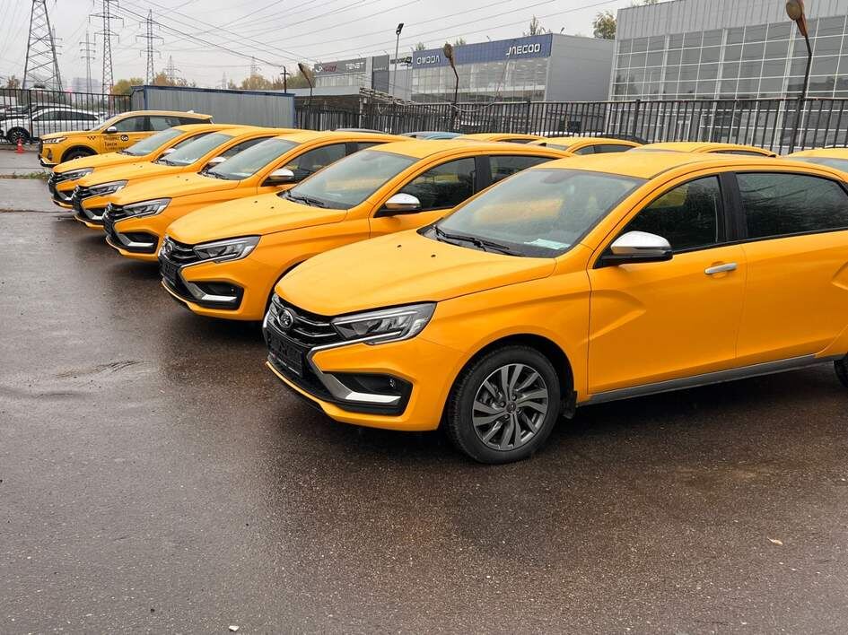 Первые партии Lada Aura уже начали поступать в таксопарки страны. 