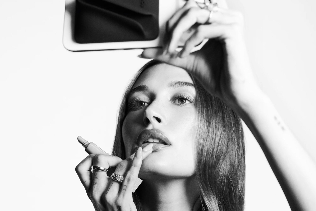     Бьюти-разбор: почему блогеры массово создают свои бренды косметики