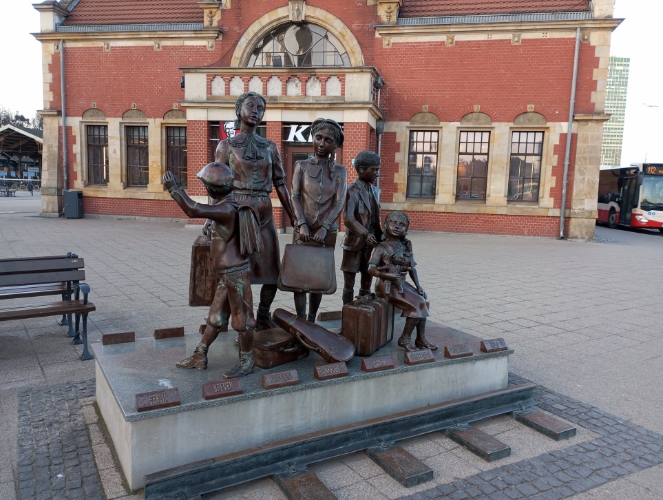 Перед вокзалом группа юных путешественников.