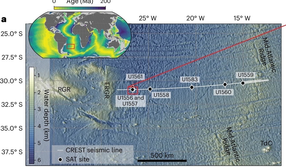    Подводный рельеф района разрыва в южной части Атлантического океана с указанием мест бурения (черные кружки); на врезке показано расположение района Южно-Атлантического разрыва на карте возраста морского дна.https://www.nature.com/articles/s41561-025-01839-5/figures/1