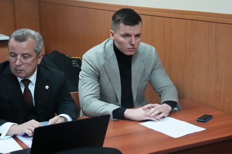    Бывший муж блогера Валерии Чекалиной Артём (справа) во время заседания в Гагаринском суде по делу о предполагаемых незаконных валютных операциях с использованием подложных документов. / Источник: © ИЗВЕСТИЯ/Андрей Эрштрем