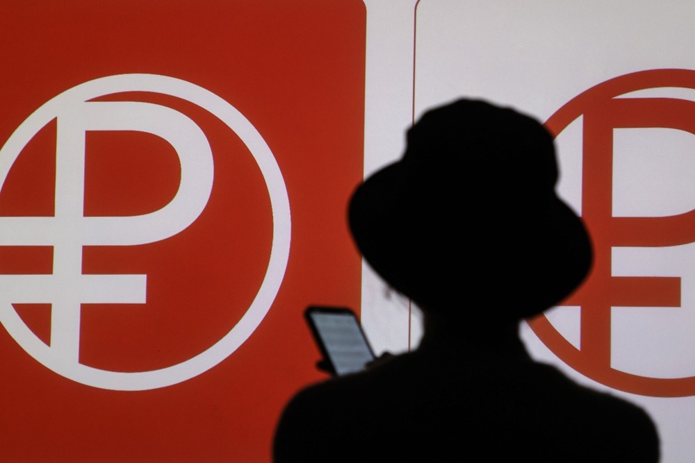    Государство готово на льготы и выплаты россиянам, чтобы они копили с помощью программы долгосрочных сбережений. / EPA / ТАСС