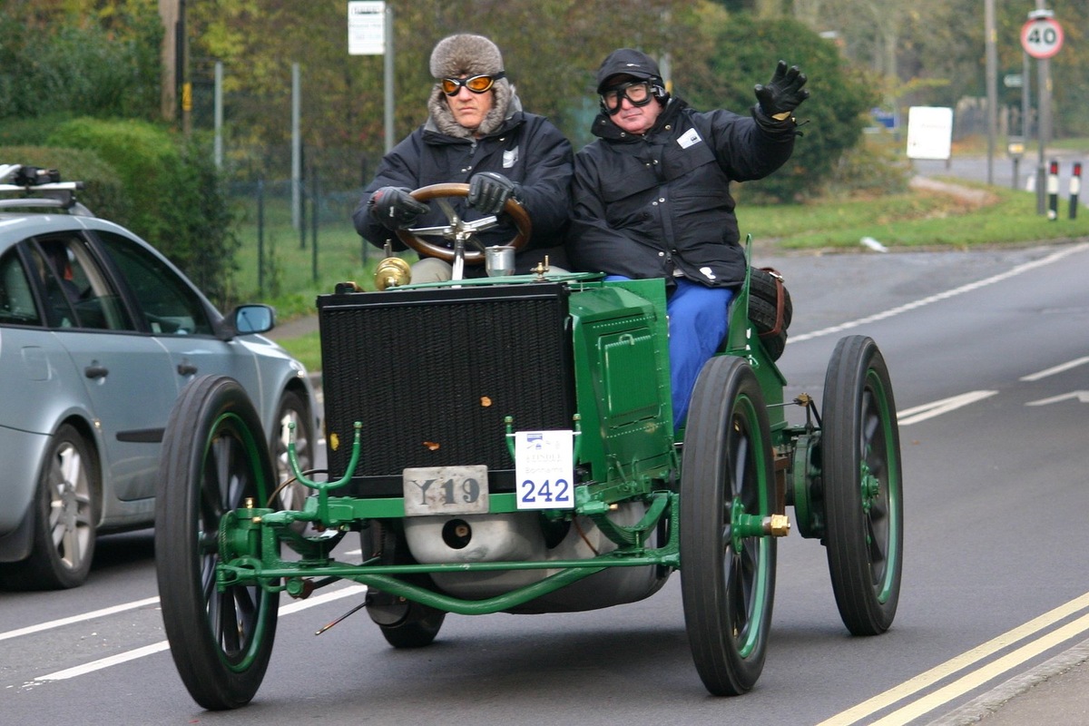    Napier D50 с двигателем 6.4 л и мощностью 30 л.с., на которой Эдж победил в 10-часовой гонке, до сих пор существует и периодически выезжает на пробеги машин-ветеранов