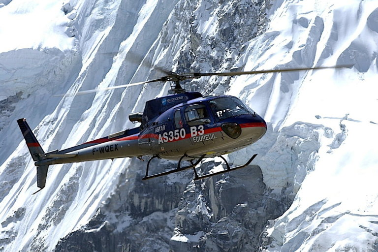 Вертолет Airbus в полете. Прошло уже более 20 лет с тех пор, как летчик-испытатель Airbus Helicopters Дидье Дельсаль установил мировой рекорд, взлетев с вершины Эвереста, но, как и большинство хороших историй, ее стоит рассказать снова. Фото Airbus Helicopters.