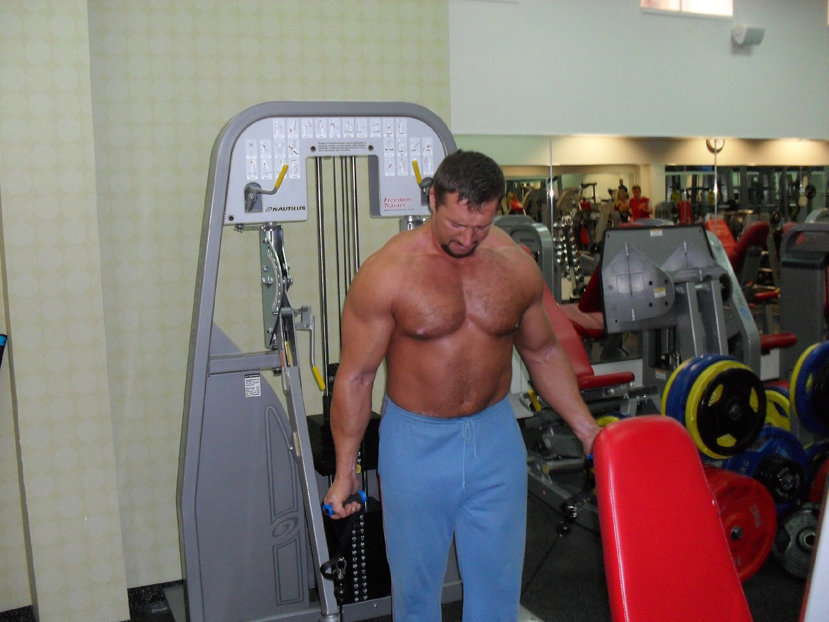 Ну только наивный человек может подумать , что даже так можно накачаться без "витаминов" . Хотя я тренировался достаточно мало , всего 2-3 раза в неделю. 