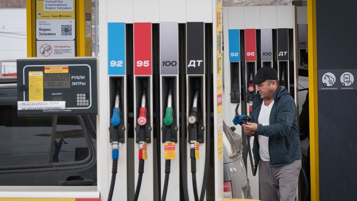 Топливо в России будет расти выше инфляции теперь официально. Фото: Александр Манзюк, ТАСС