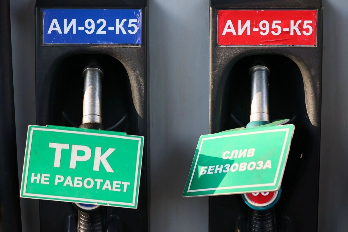 Не только рост цен, но и дефицит бензина. Фото: Александр Река. ТАСС