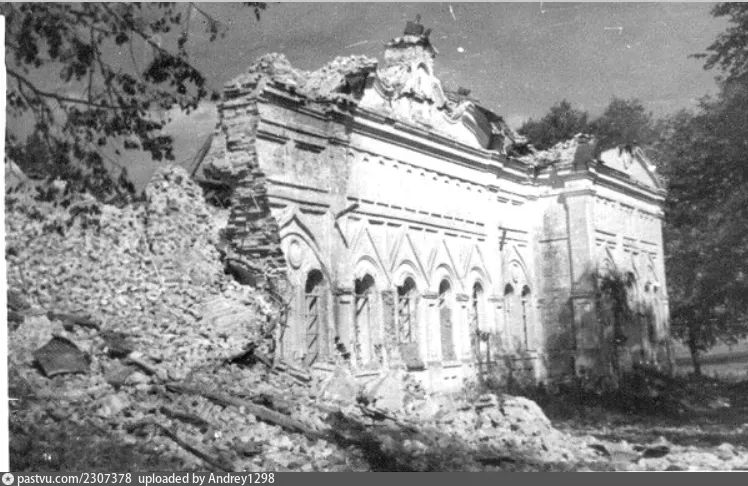 Церковь в с. Ловать разрушенная немцами при отступлении.
1943 год.

Автор: Великжанин Л.