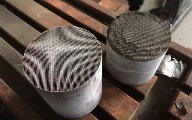 Внутренняя структура катализатора, состоящая из покрытых ценными металлами сот, с годами загрязняется налетом из продуктов горения (Фото: LSI-MAL / DRIVE2.RU)