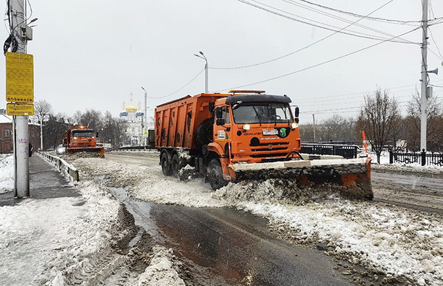 Почти 300 единиц техники расчищают сейчас дороги в Тверской области
