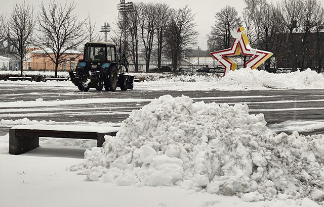 Почти 300 единиц техники расчищают сейчас дороги в Тверской области