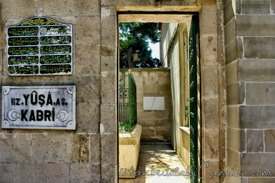 Вход к могиле святого Ющи - месту казни Исуса Христа