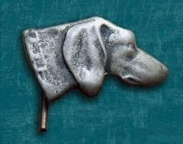 Скорее всего, это венгерский  охотничий значок  для головного уборав виде лягавой   