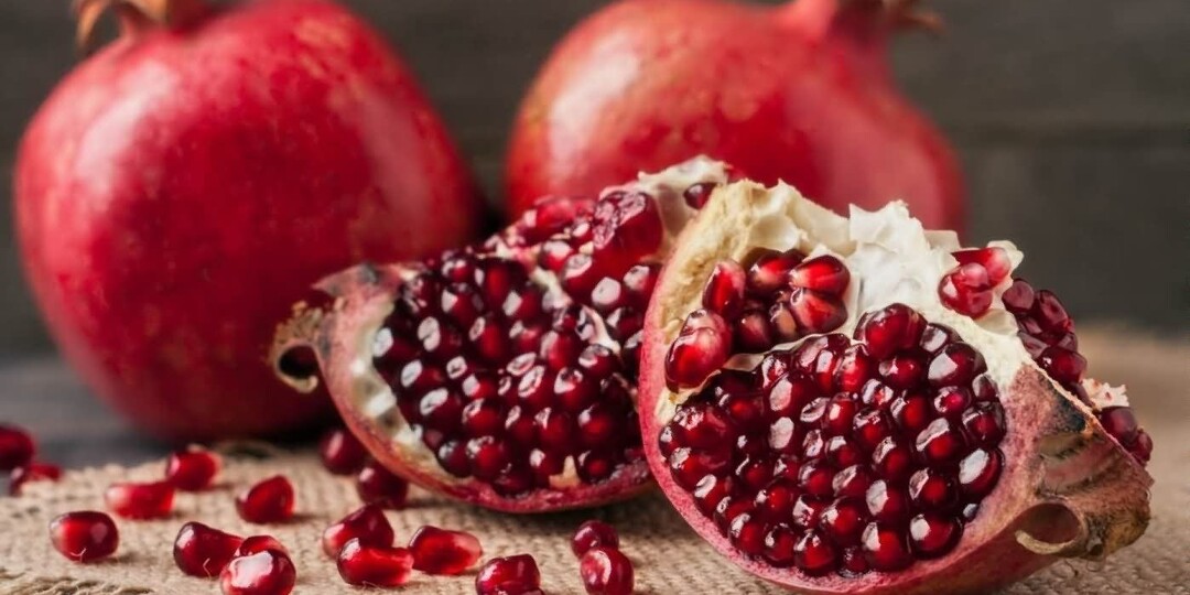 Чем полезен гранат и можно ли есть его с косточками?