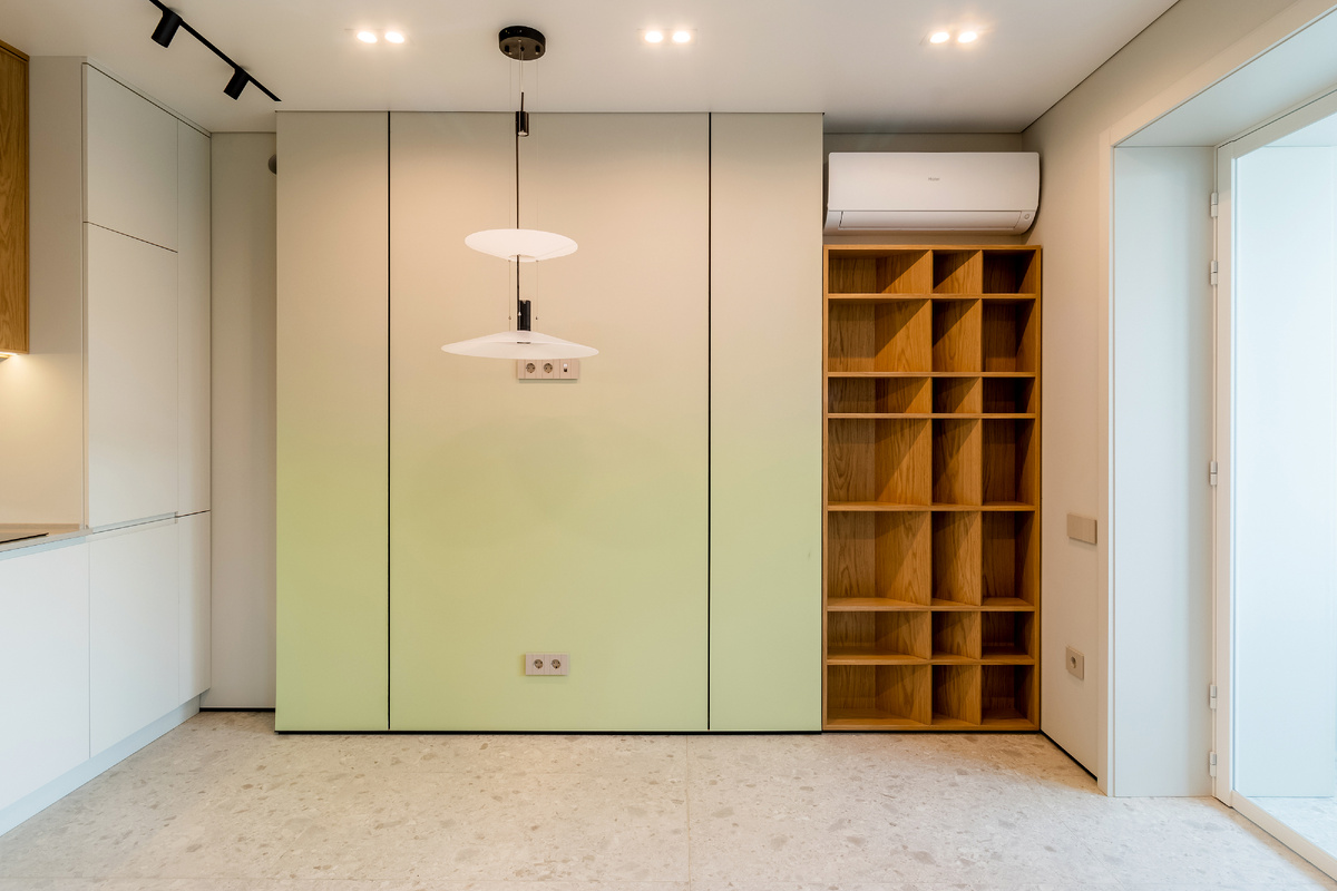 Система "умный дом" в квартире 55 кв.м. Гостиная со встроенной мебелью. 