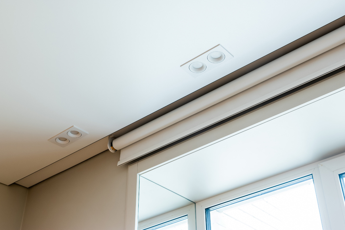 Один из сценариев предполагает автоматическое закрытие штор на окнах.