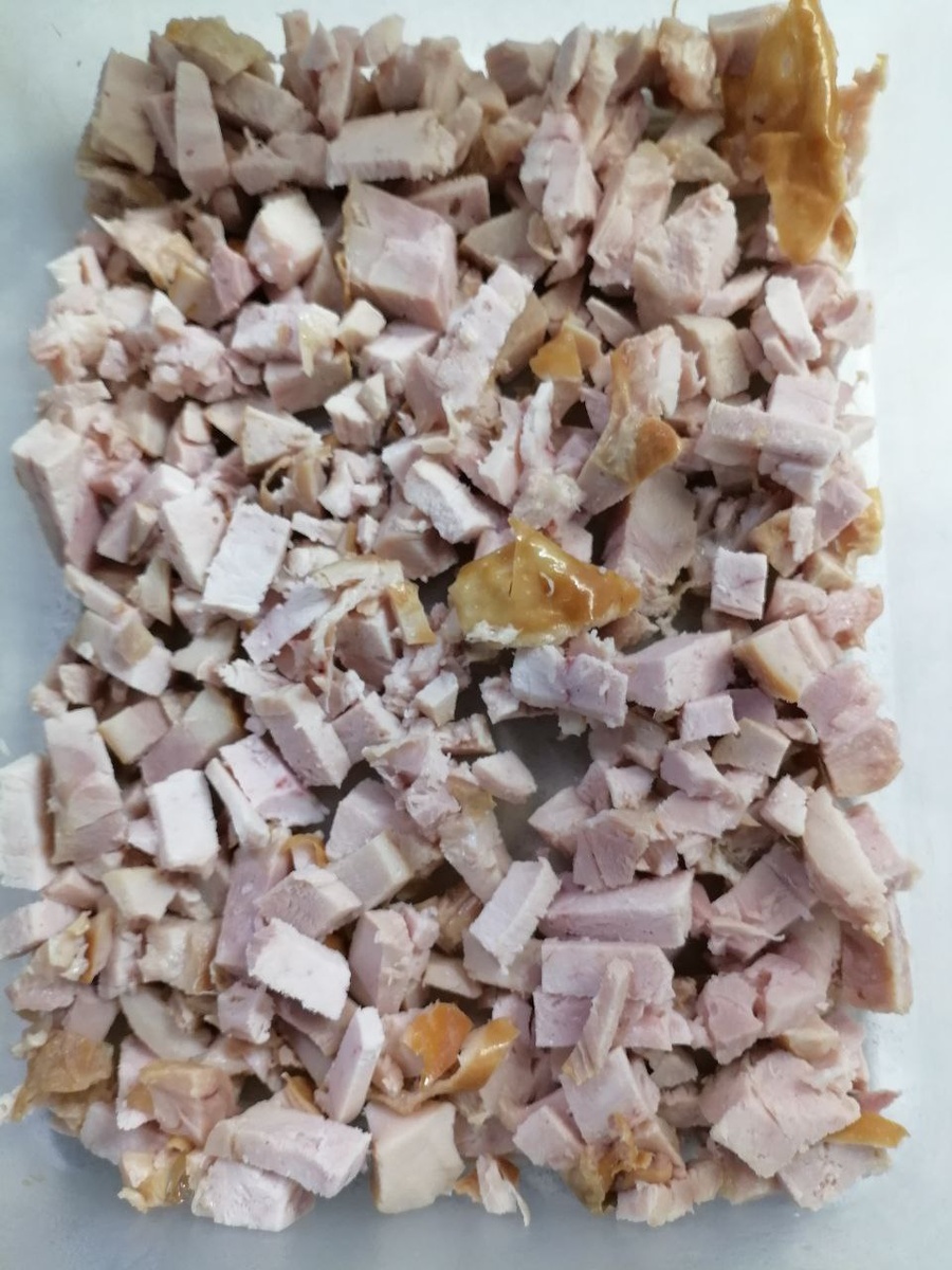 У меня прямоугольная емкость. Она с крышкой. Удобно убирать в холодильник потом.