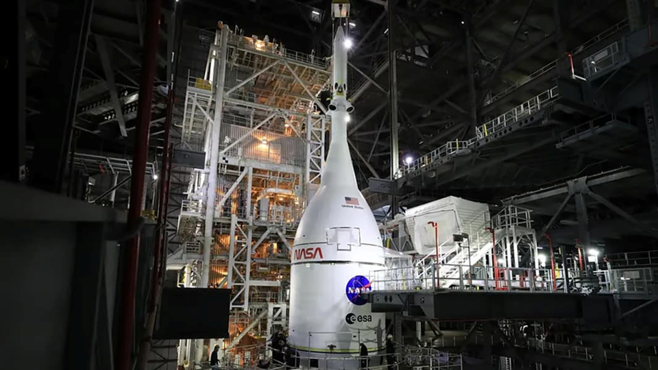 КК Orion интегрирован с РН SLS в здании VAB КЦ им. Дж. Кеннеди. Фото: NASA