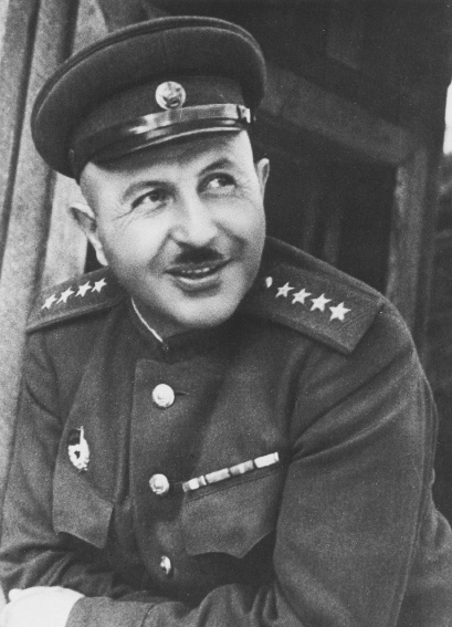 Генерал армии Баграмян И.Х. - командующий 1-м Прибалтийским фронтом. По положению военных лет право ношения знака "Гвардия" сохранялось при переводе в  не гвардейские части. 