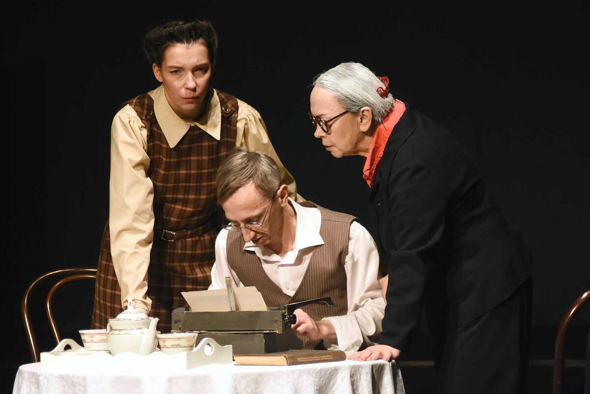    Юлия Трапикас, Василий Цаплин и Елена Шарантай в спектакле «Живое вещество академика Лепешинской» © Евгений Малышев