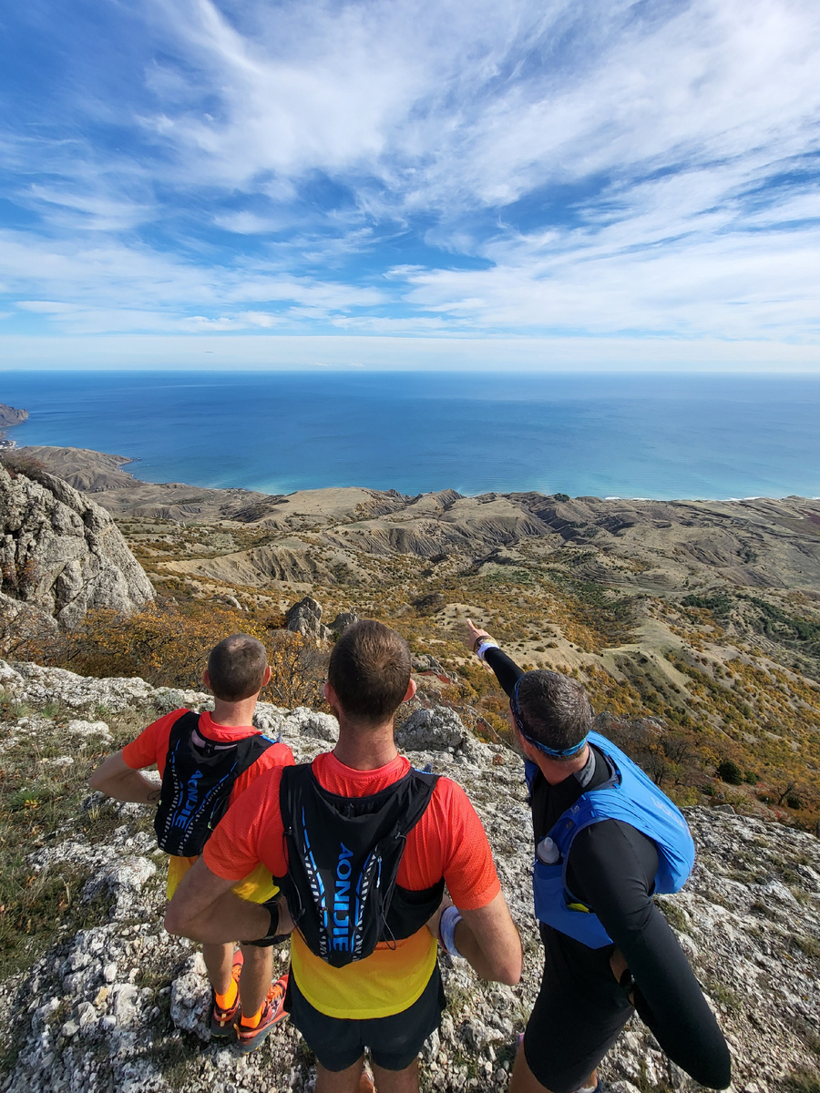 Вон там пункт питания поставим, как раз после спуска!