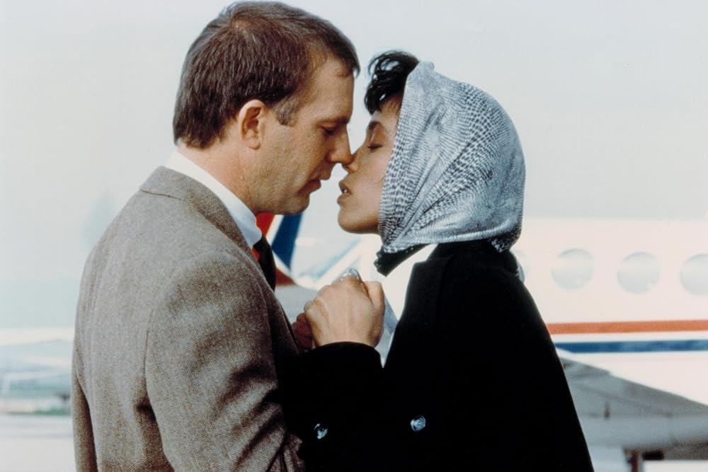 Кадр из фильма «The Bodyguard». Режиссер: Мик Джексон. Производство: Kasdan Pictures, Tig Productions, Warner Bros. Pictures. Прокат: Гемини