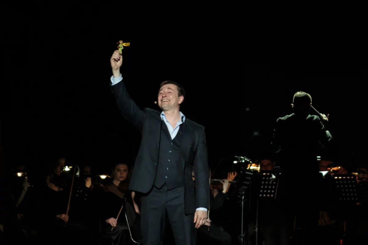    Сергей Безруков подал в суд на продавца масок с изображением его лица