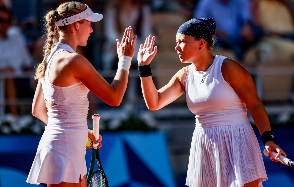    Мирра Андреева и Диана Шнайдер  Александр Щербак/ТАСС