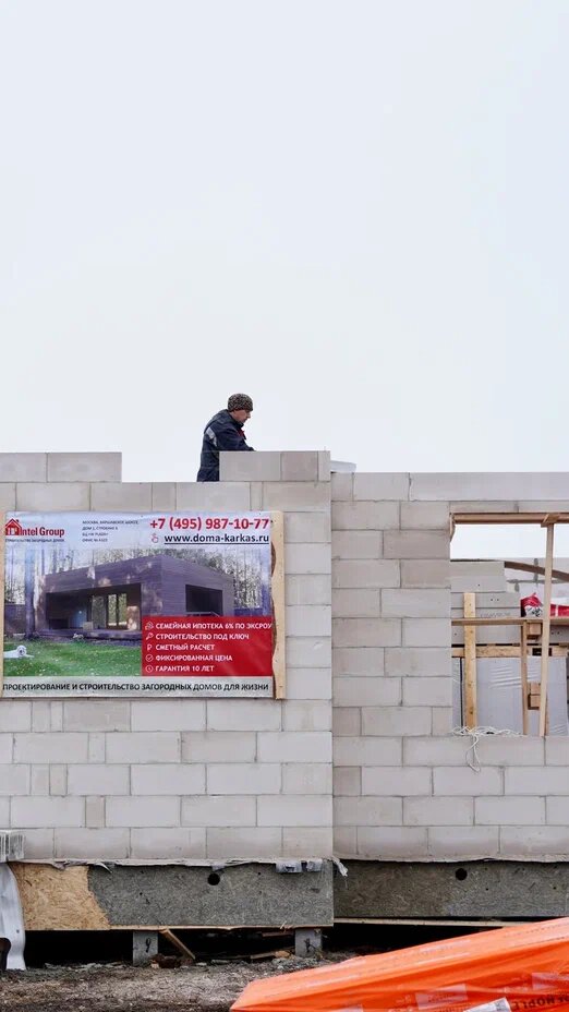 Кладка последующих рядов газобетона на специальный клей. Тонкий шов (1–3 мм) обеспечивает ровную геометрию и теплую стену. Фото с объектов Интел Групп