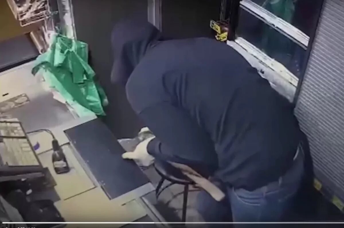    Димитровградец с топором ворвался в закрытый магазин и вскрыл пустую кассу