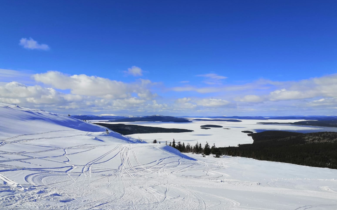 Заснеженные склоны горнолыжного курорта в Заполярье