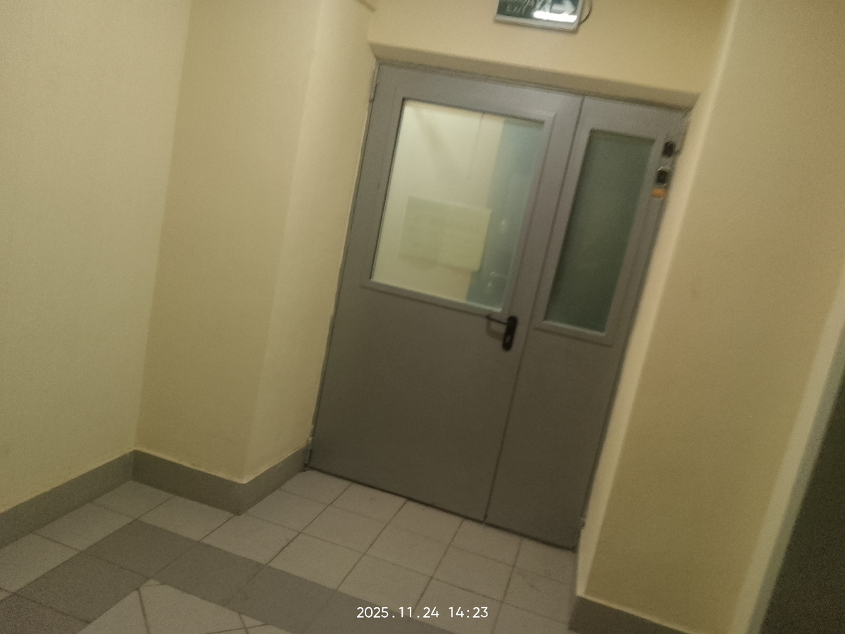 А курьер уже тут, на этаже...