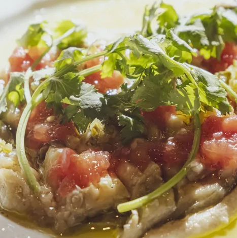 Баклажаны запеченные, с кунжутным соусом и овощной сальсой