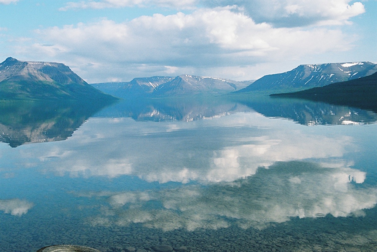 Озеро Лама: вода так спокойна, что базальтовые стены кажутся вторым небом.