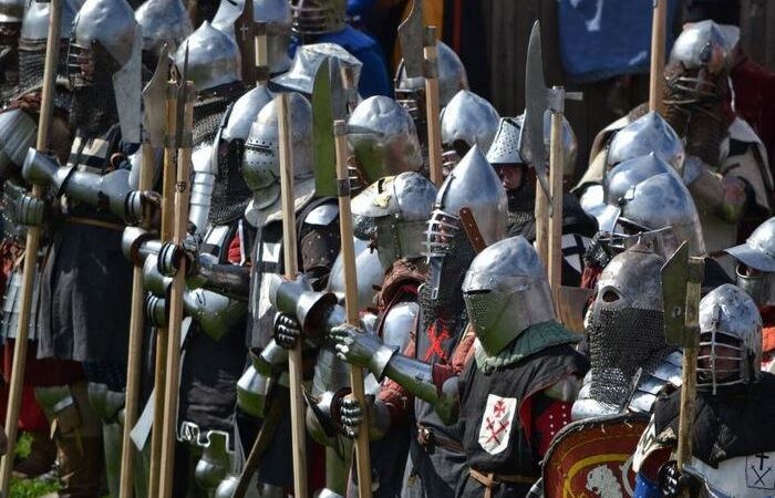 Для вскрытия доспеха нужно что-то представительнее меча.