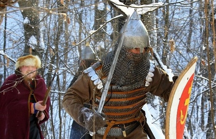 Мечи против доспехов бесполезны.