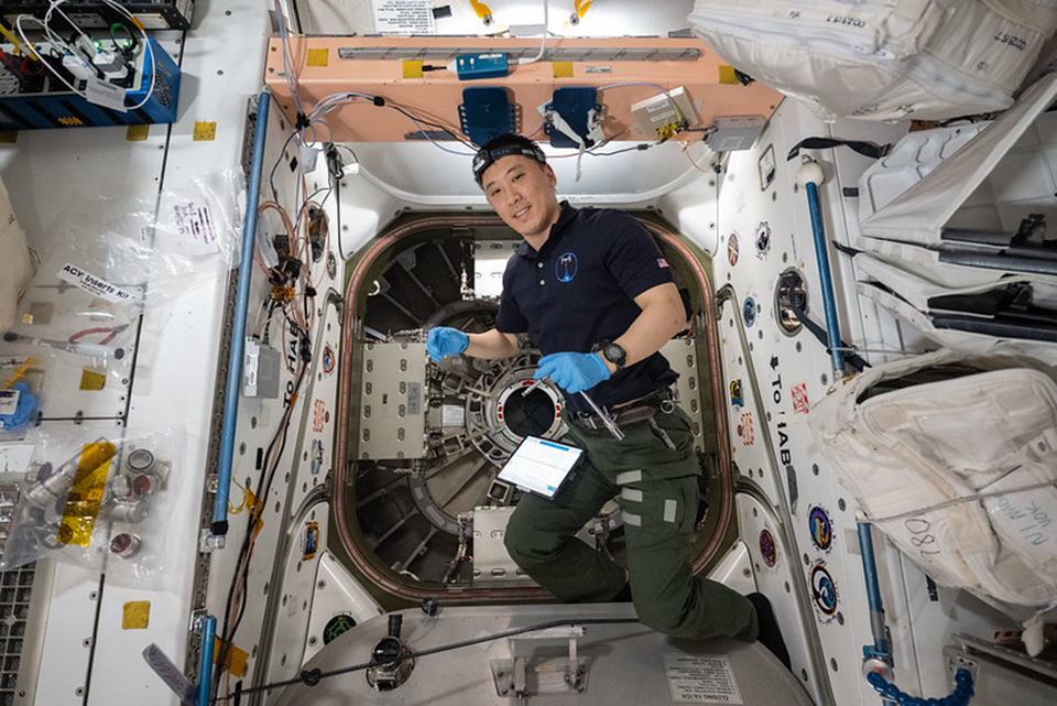 Джонатан Ким занимается обслуживанием СЖО на АС. Фото: nasa.blog.com