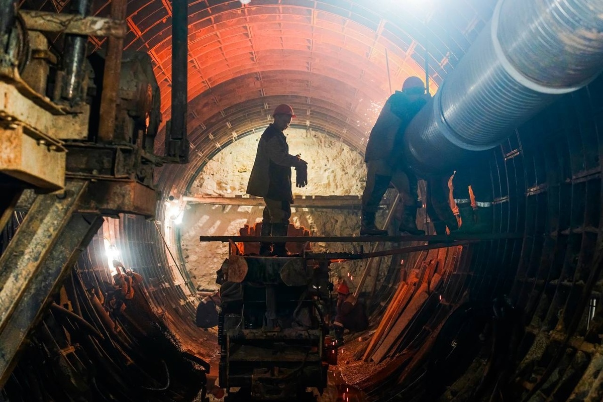 📸 1.1: Работа в забое, где горняки вручную укрепляют своды будущей станции