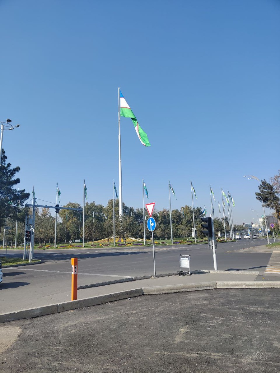 Флаг Узбекистана на въезде