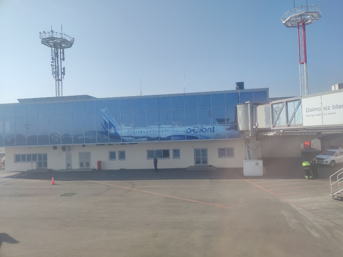 Самолет IndiGo в отражении терминала