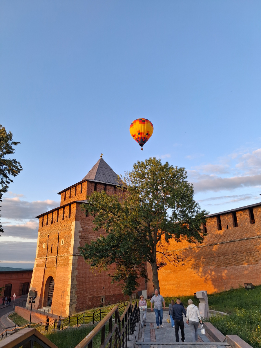 У Ивановской башни Нижегородского кремля. Фото автора. 