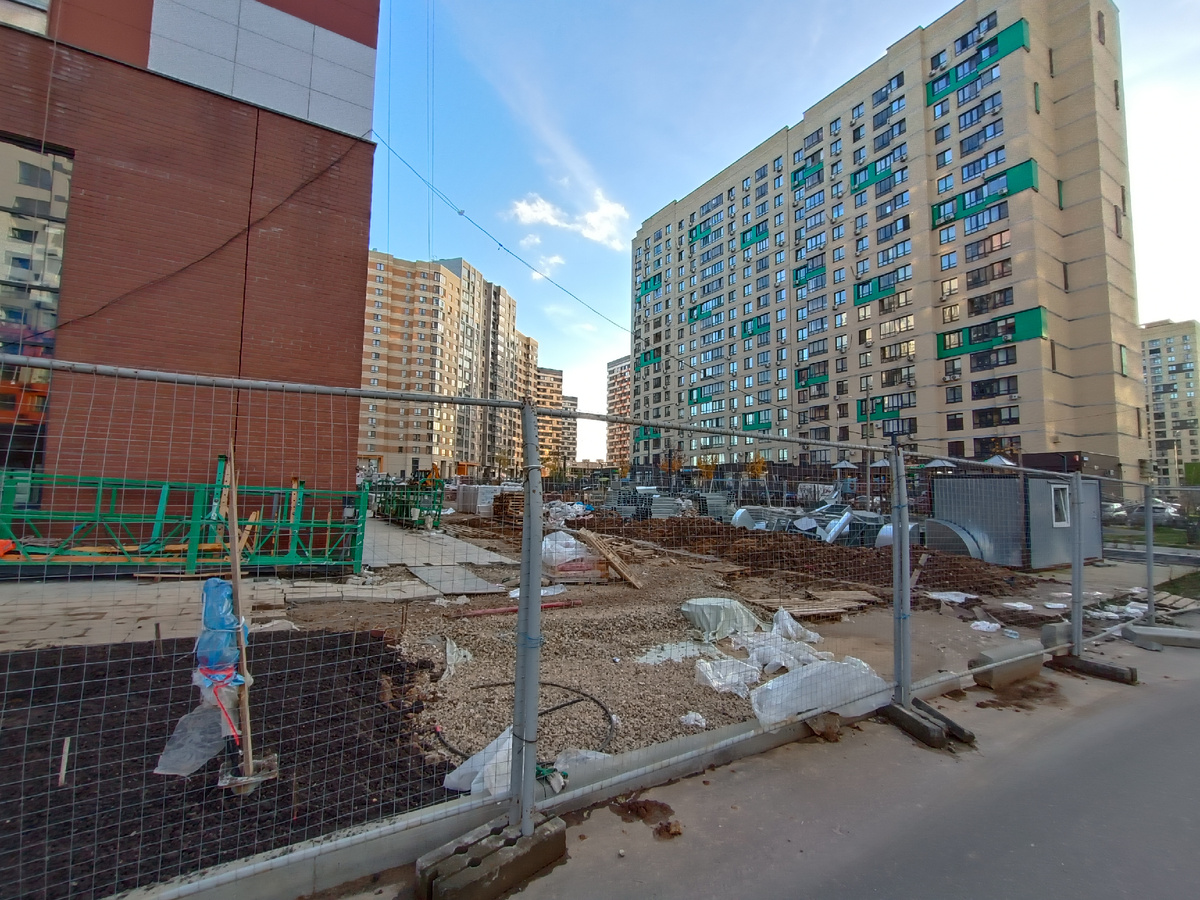 Продолжающееся строительство квартала. Фото: Евгений Капанин