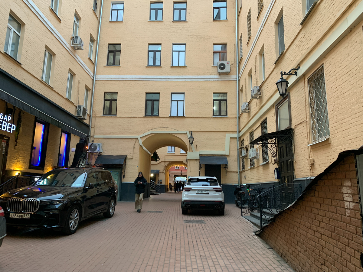 Известная арка на Страстном бульваре, возле метро Чеховская