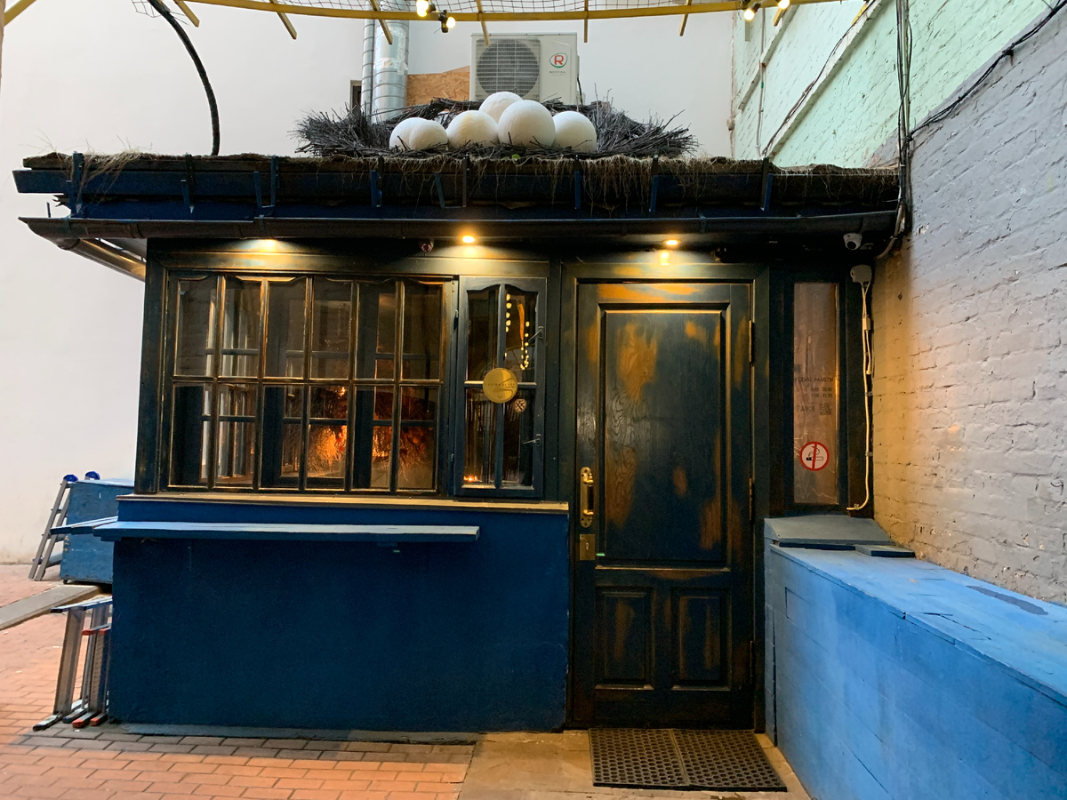 Фасад ресторана "Галки" с гнездом вместо вывески