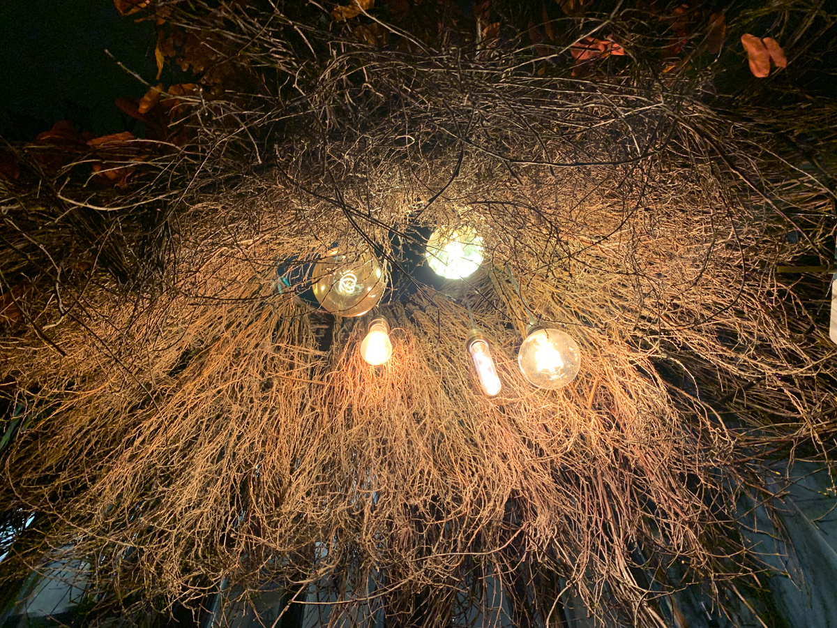 Люстра на лестнице