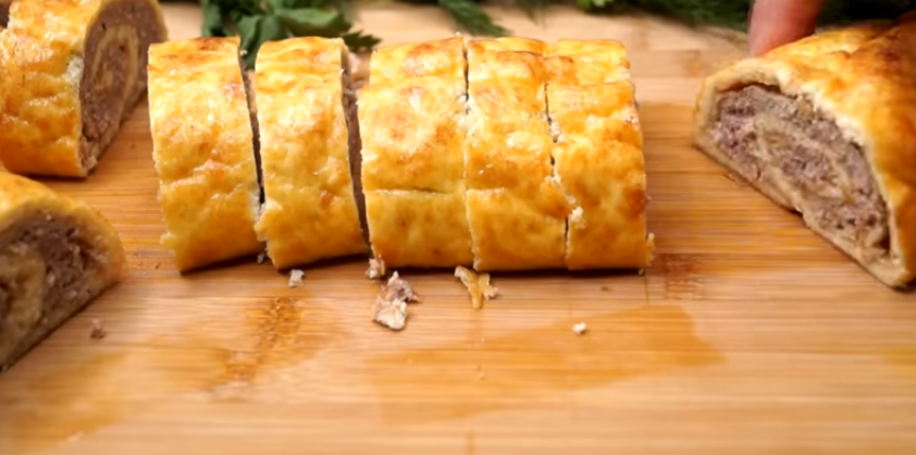 Готовите рулет? Ни в коем случае не делайте этого сразу! Всего 5 ингредиентов для главного блюда на столе.